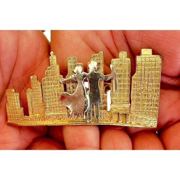 80s Vintage Ultra craft 3D pin brooch Gold Tone Pewter City Scape Dancers - Picture 1 of 4
